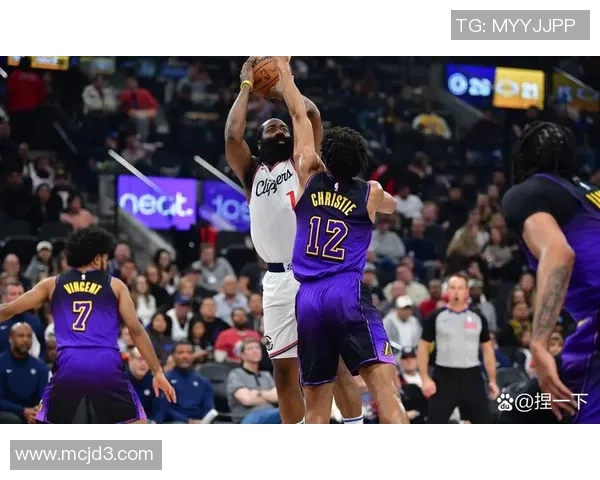 快船与爵士激战正酣腾讯直播全程带你领略精彩瞬间